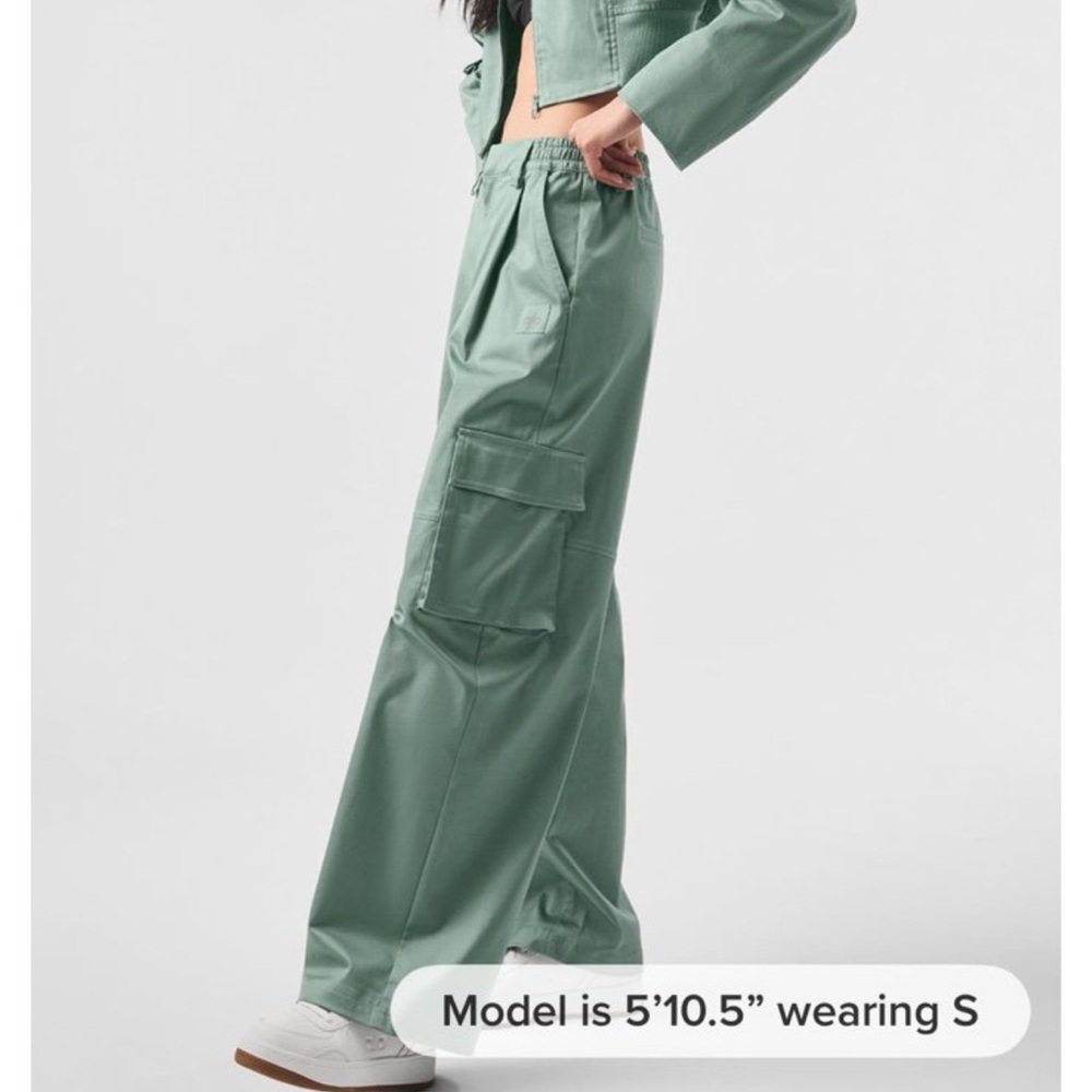 Alo - Women’s trendy cargo trousers in botanical green color NWT Size Small